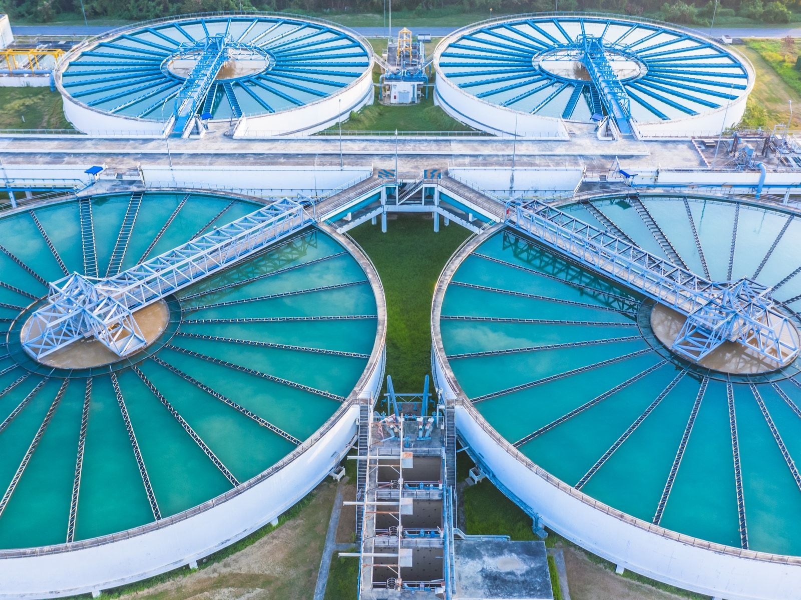 Vista aérea de un clarificador de sedimentación de agua de proceso