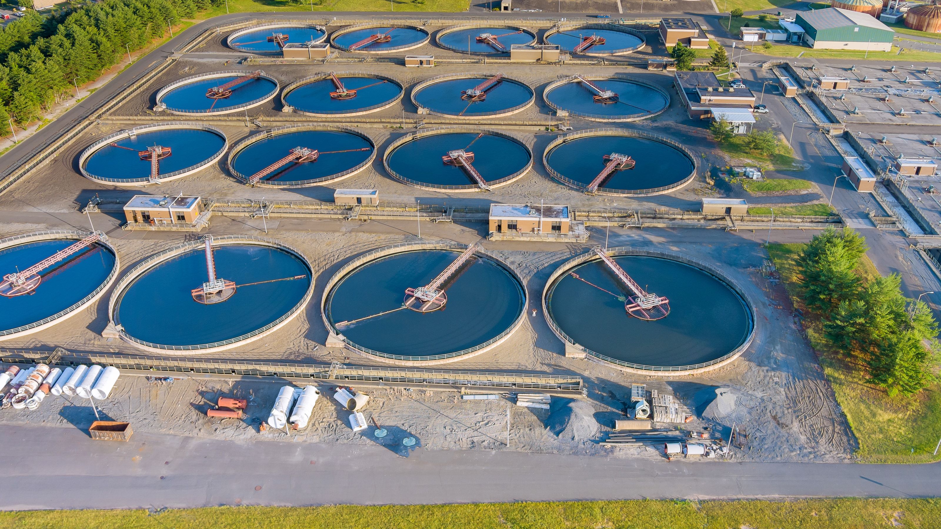 Vista aérea de un clarificador de sedimentación de lodos en planta de tratamiento