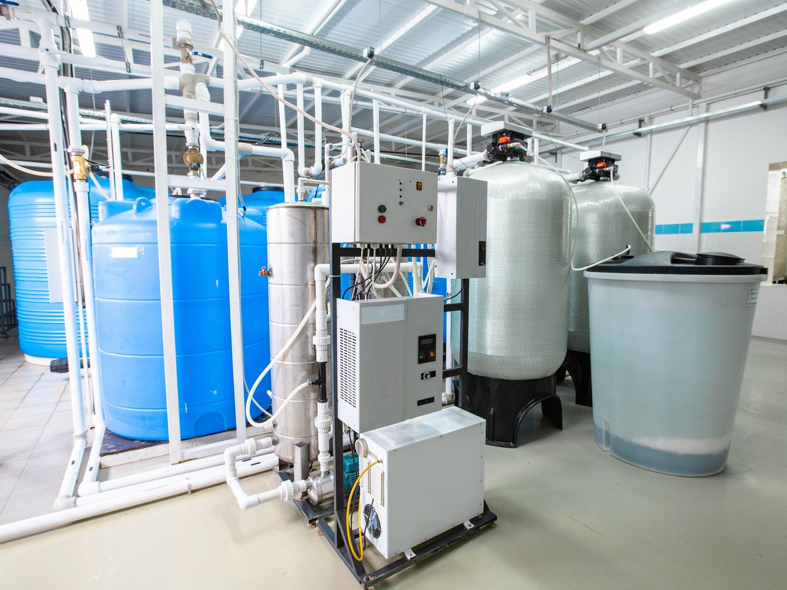 Planta industrial de filtración y tratamiento de agua con grandes depósitos