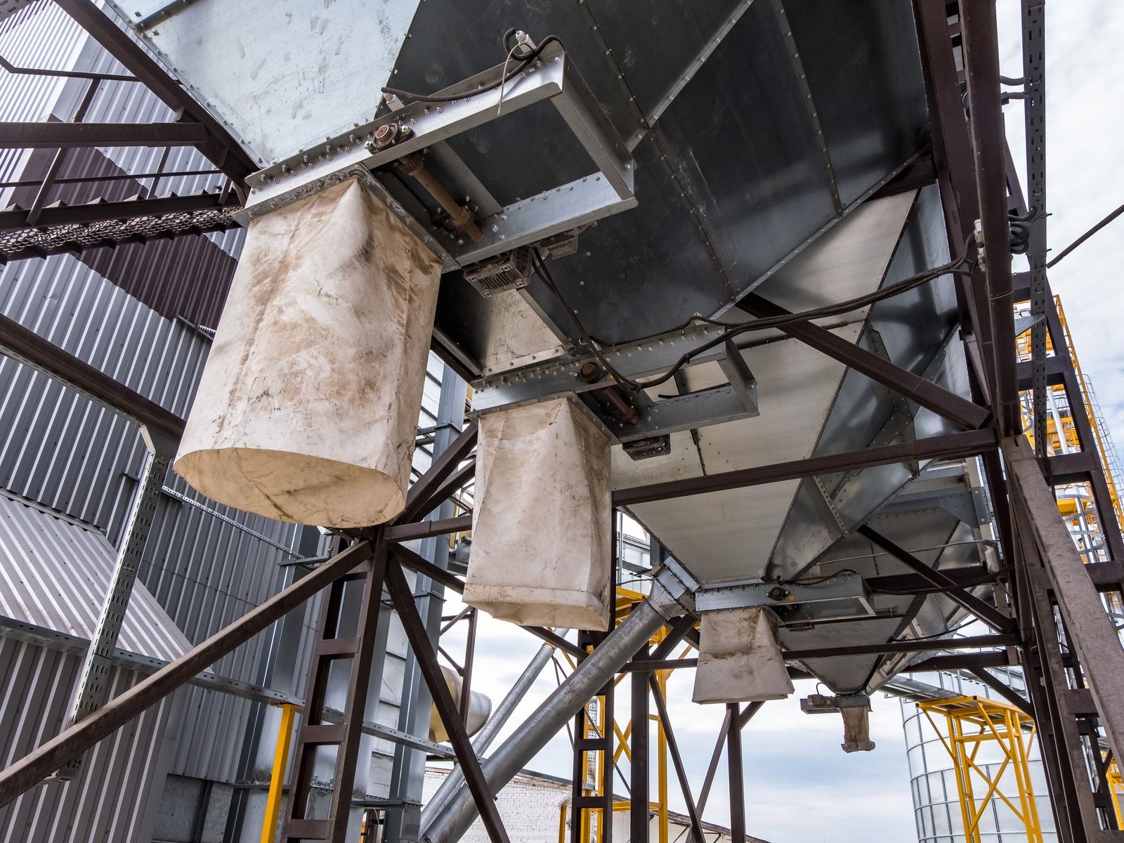 Silos industriales de sólidos a granel donde el despolvoreo capta el polvo