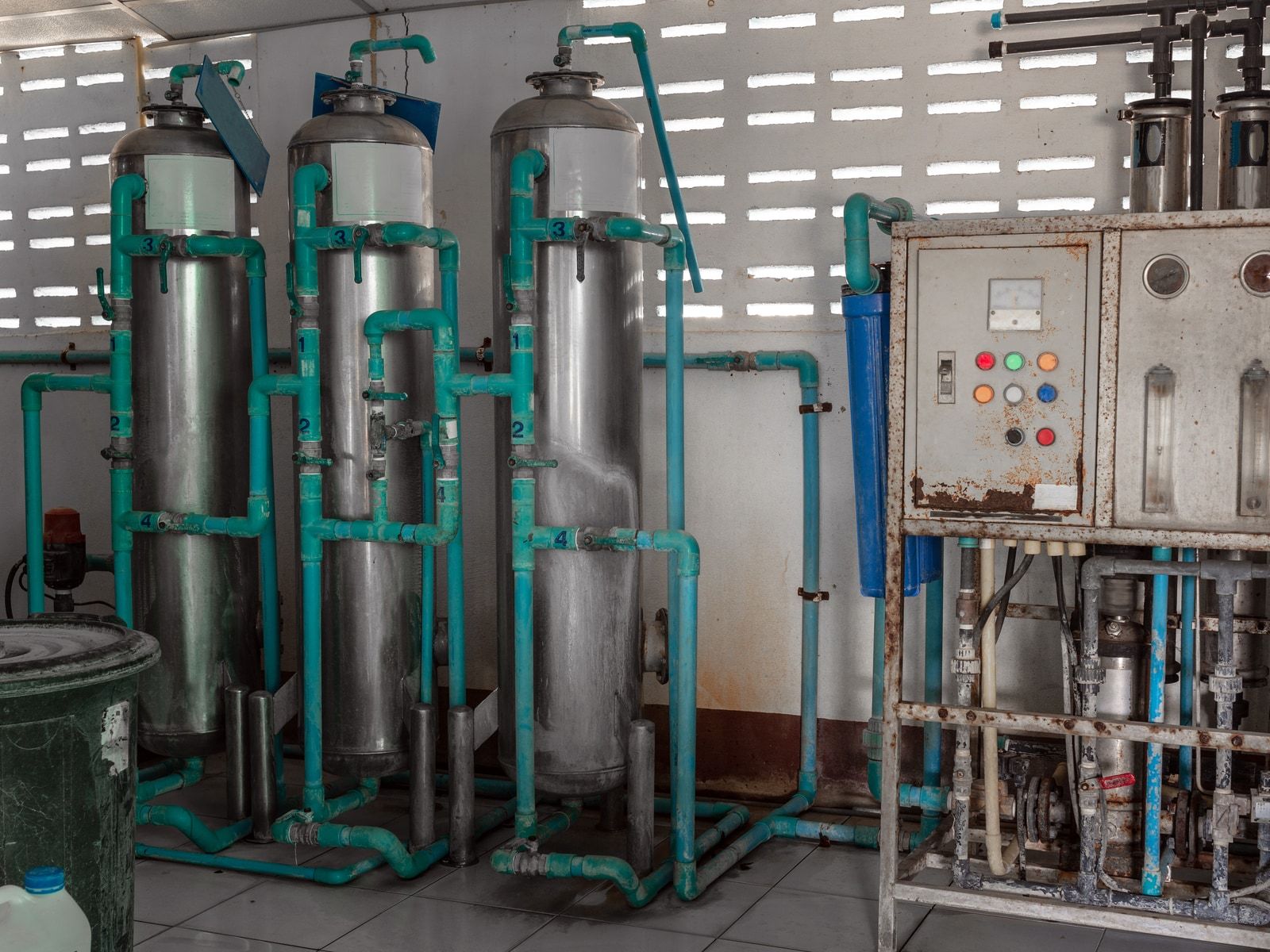 Sistema automático de filtración de agua industrial en planta